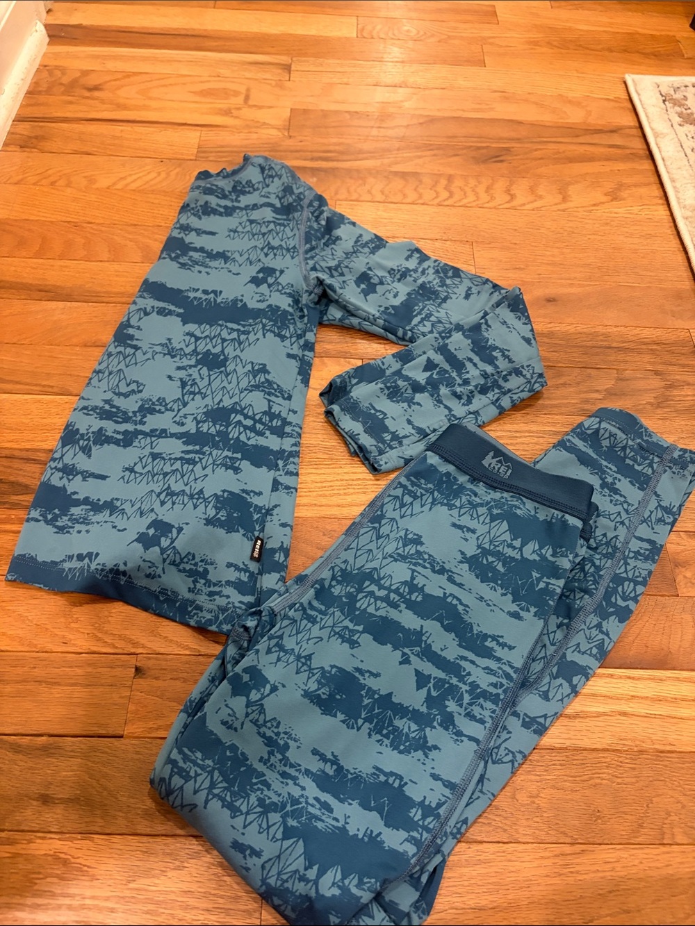 REI kids size MED 10-12 base layer long sleeve top and bottom Blue